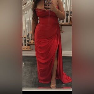 Elegant Red Evening Gown with Slit